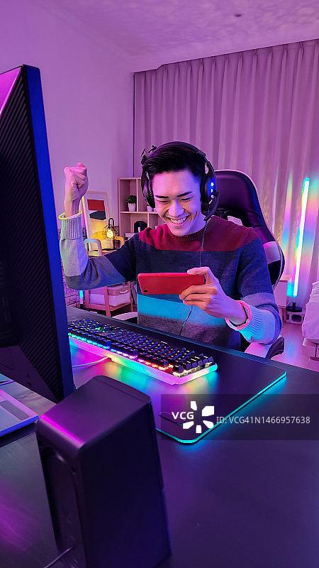 亚洲男人正在直播图片素材