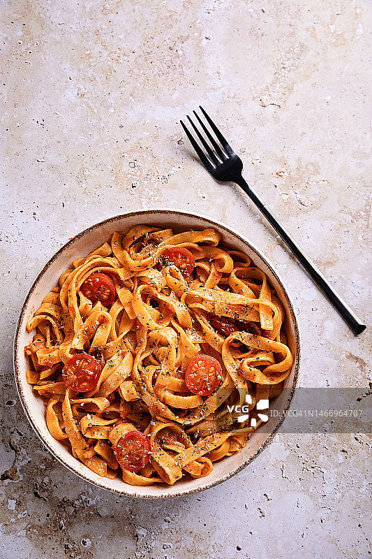 石板背景上的番茄酱意式宽面图片素材