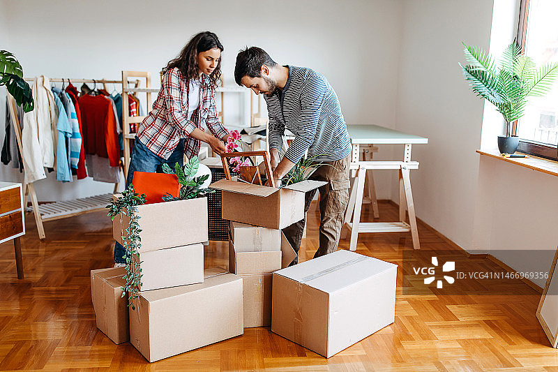 情侣搬进新家图片素材