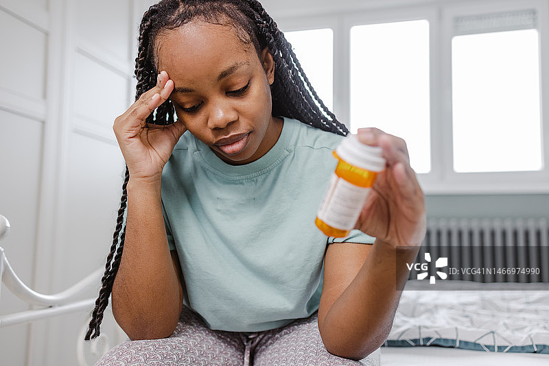 年轻女人感到药物副作用图片素材