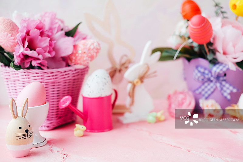 复活节兔子、鲜花篮子和鸡蛋图片素材