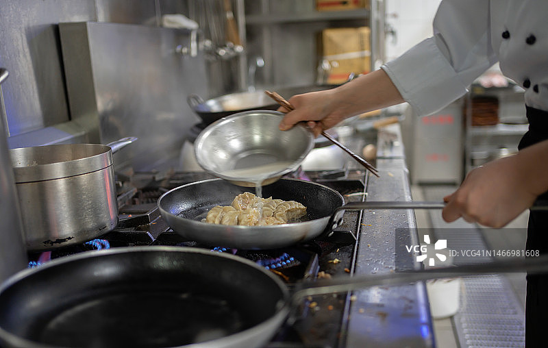 制作中式煎饺图片素材