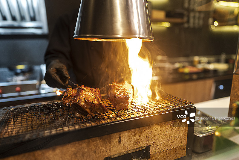厨师用炭火烧烤和牛图片素材