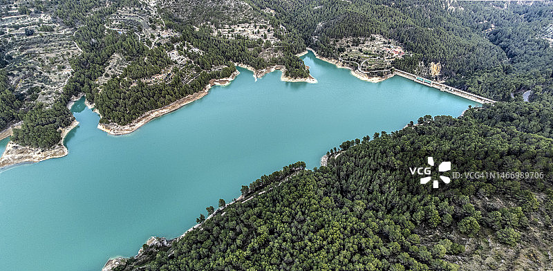 山谷底部的水库大坝鸟瞰图，位于阿利坎特的瓜达莱斯特水库图片素材