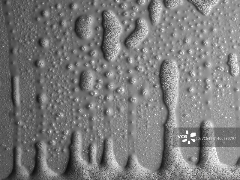 浴室中白色背景上的肥皂泡特写图片素材