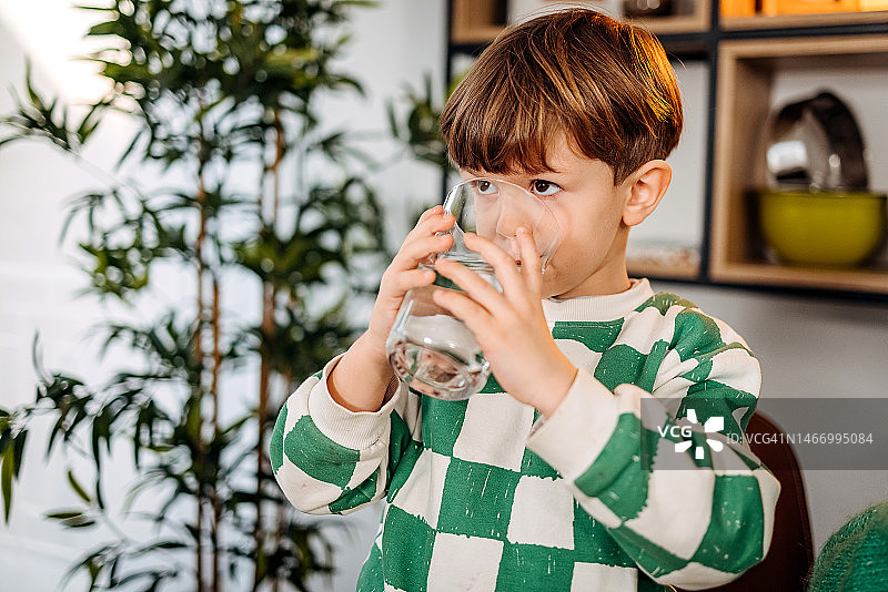 小男孩在家喝水图片素材