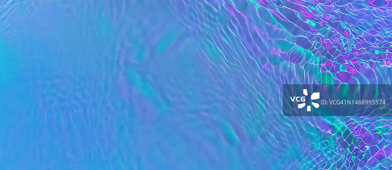 具有空灵明亮全息蓝色、紫色、粉色、绿松石色、薄荷绿色透明水面纹理（带波纹、飞溅、波浪）的banner图片素材