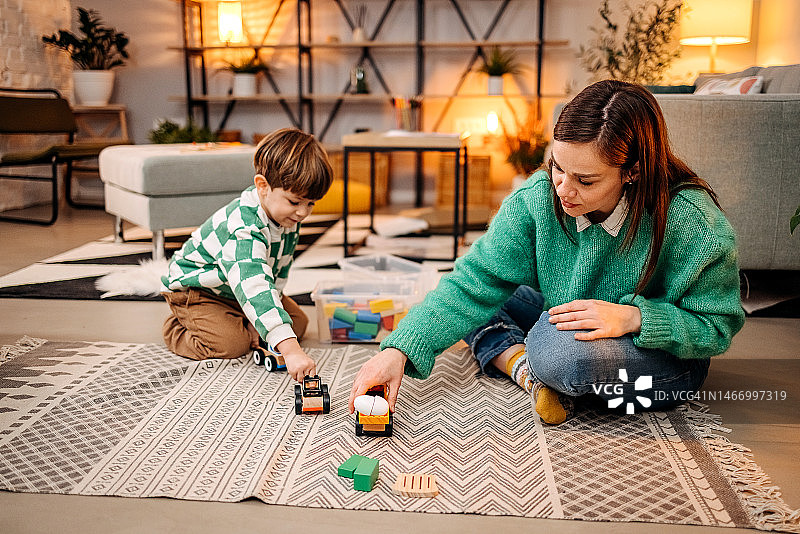 母亲和孩子在家中图片素材