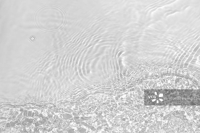 阳光下具有波纹、飞溅和波浪的低饱和度透明清水表面纹理图片素材