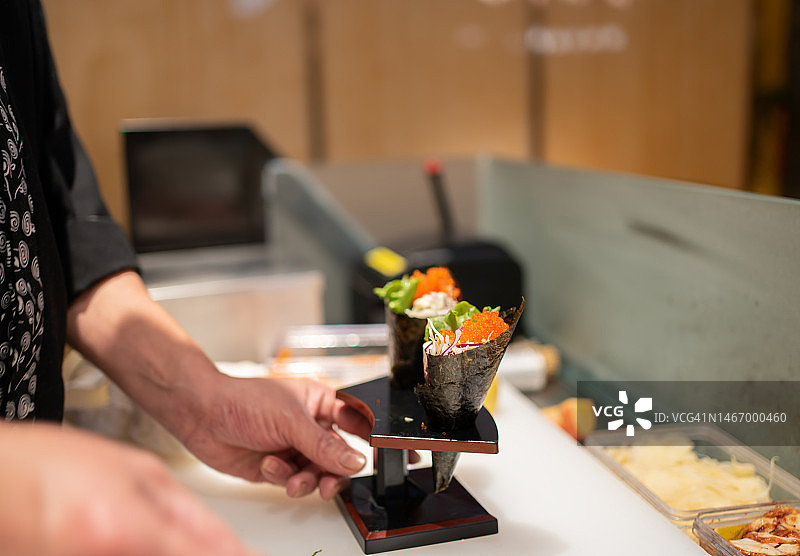 制作鱼子酱手卷图片素材