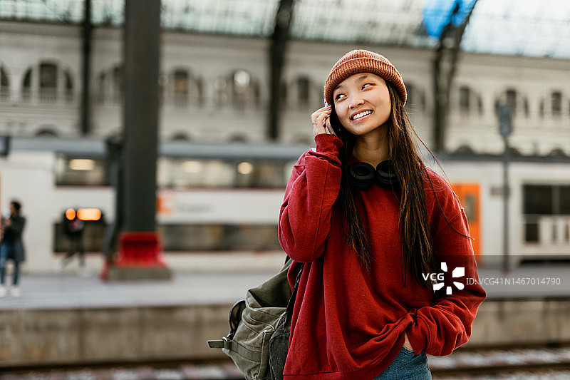 在火车站使用智能手机的年轻时尚亚洲女性图片素材