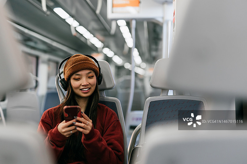 火车上，女人在使用手机图片素材