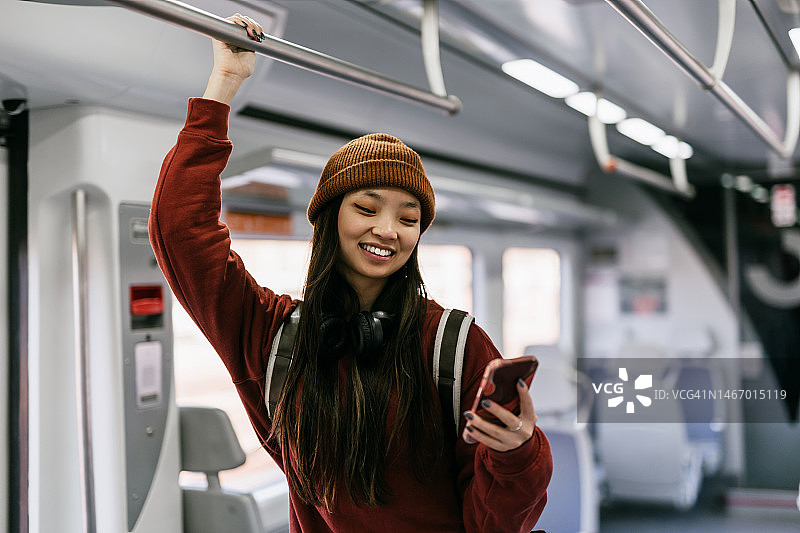 火车上，女人在使用手机图片素材