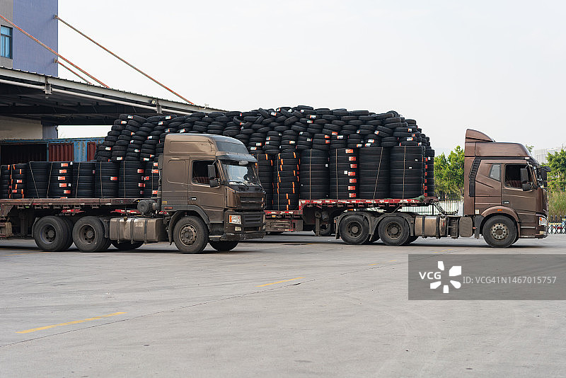 满载汽车轮胎的卡车图片素材