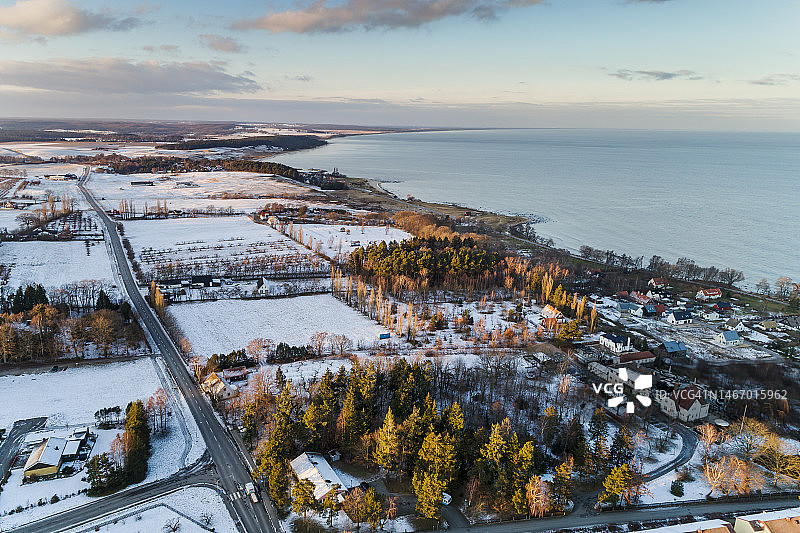 冬季海边小村庄的航拍景色图片素材