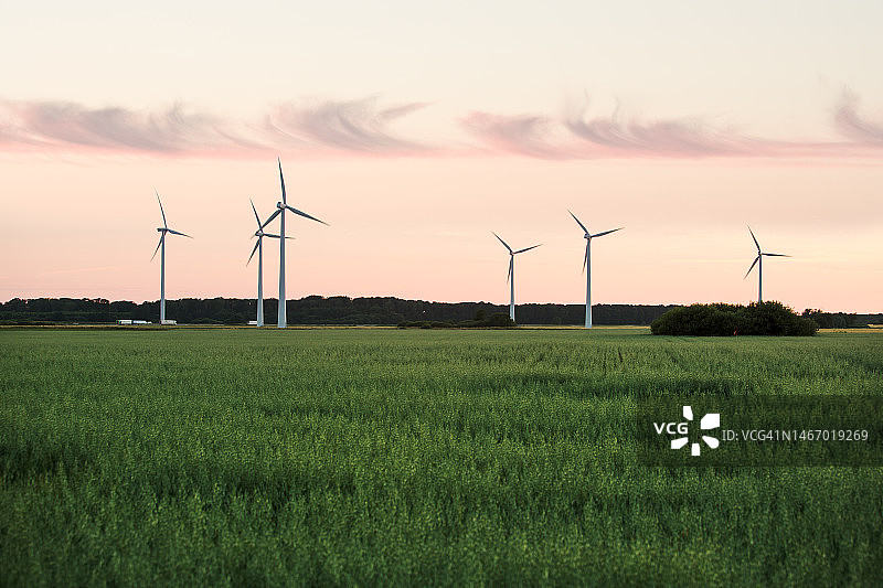 暮光下的风力发电场图片素材