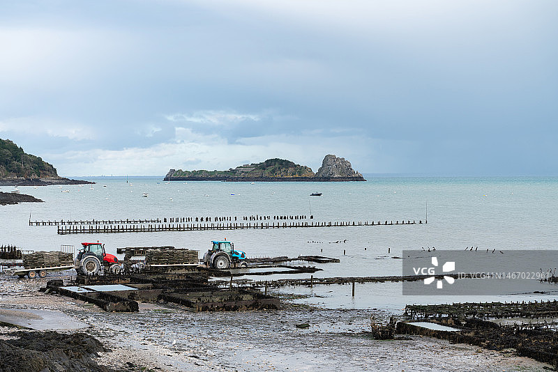 康卡勒海滩港口牡蛎拖拉机捕鱼景观图片素材
