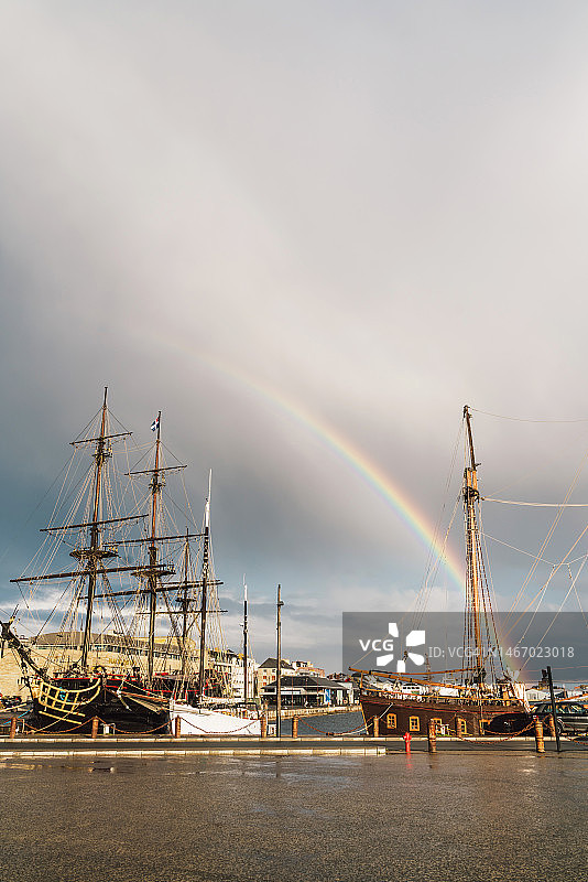圣马洛港口：彩虹与木制海盗船图片素材