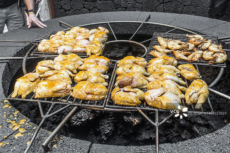 西班牙兰萨罗特岛蒂曼法亚国家公园火山烤鸡图片素材