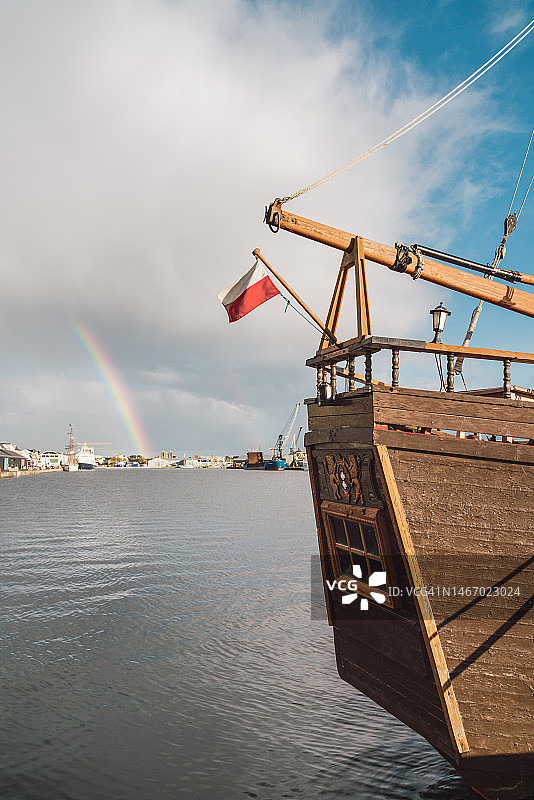 圣马洛港口：彩虹与木制海盗船图片素材