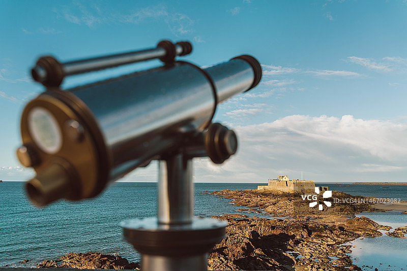 日落海滩天际线游客望远镜细节图片素材