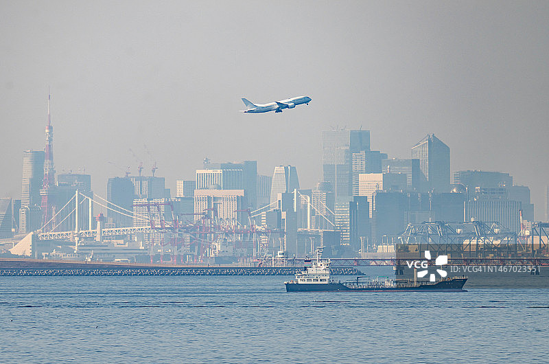在日本东京上空飞行的飞机图片素材