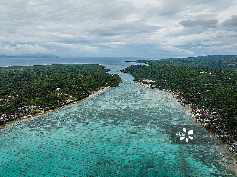 印度尼西亚巴厘岛伦邦岸岛海湾的海藻养殖场鸟瞰图图片素材