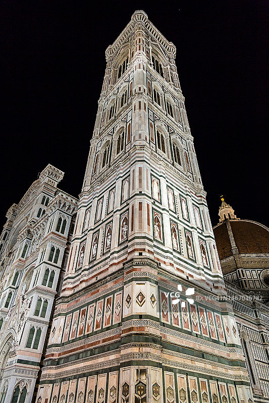 夜幕下的佛罗伦萨大教堂乔托钟楼图片素材