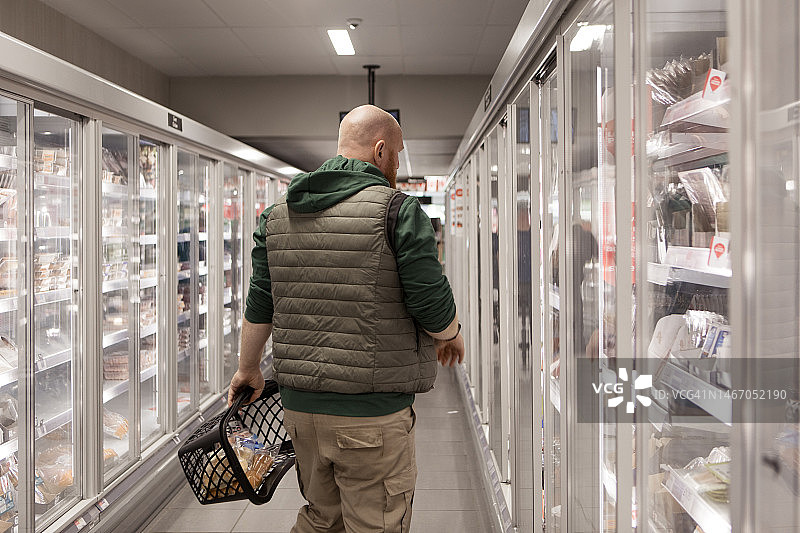 男子在超市购物图片素材