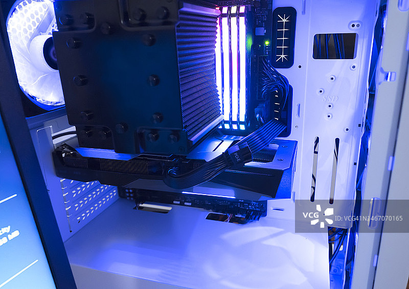 电脑机箱内部结构与DIY概念：现代科技与在线视频游戏背景图片素材