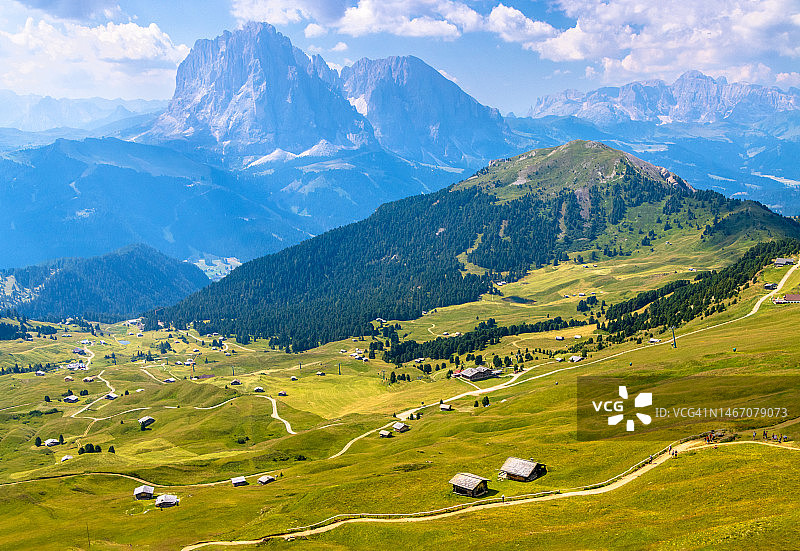 意大利多洛米蒂山Seceda山的夏日风光图片素材