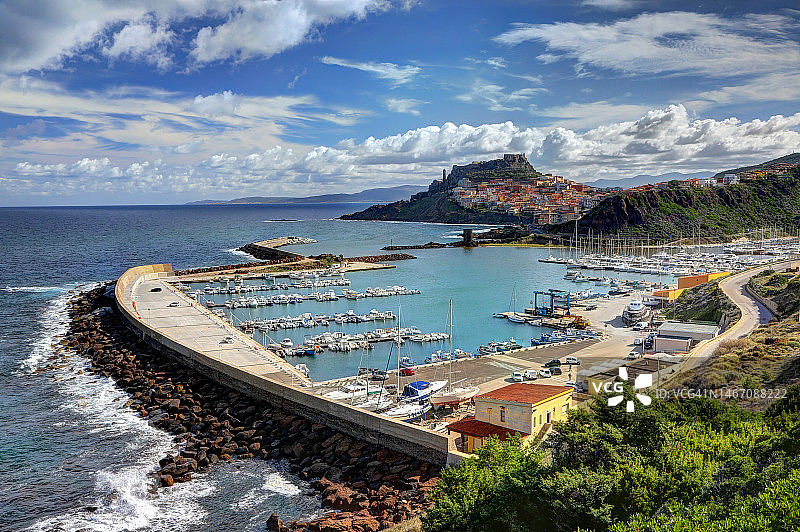 卡斯特尔萨多镇港口景色，背景为卡斯特尔萨多图片素材
