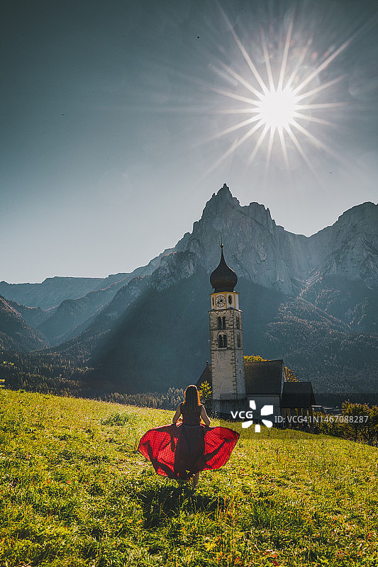 年轻女游客在意大利南蒂罗尔的多洛米蒂山脉，参观卡斯特罗托的圣瓦伦丁教堂图片素材