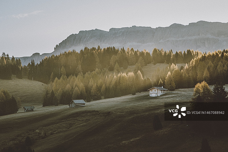 意大利多洛米蒂山Alpe di Siusi秋日日出图片素材