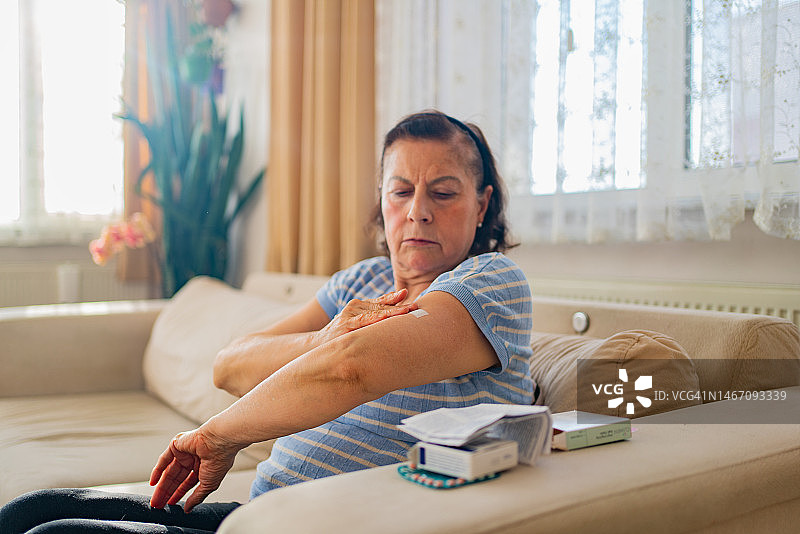 更年期中年妇女接受激素替代疗法图片素材