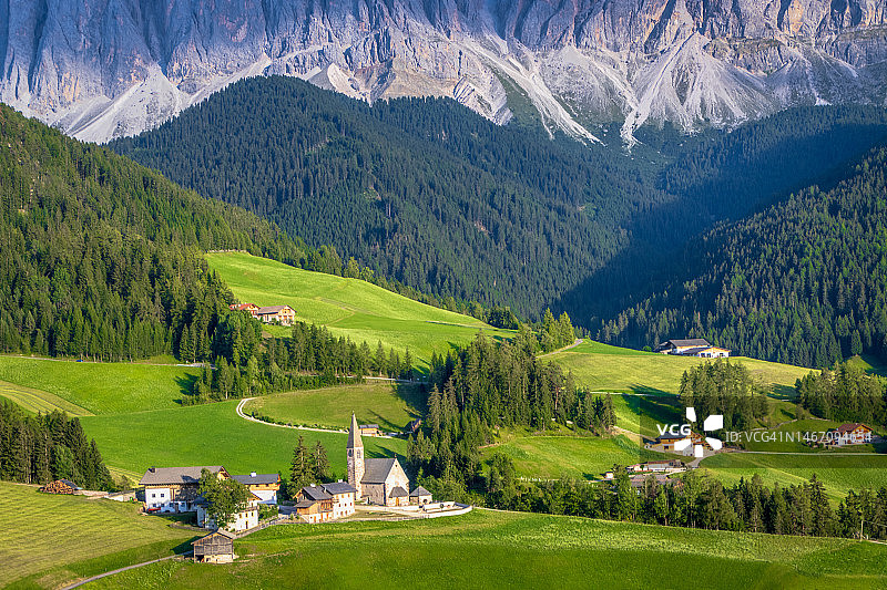 意大利南蒂罗尔富内斯山谷圣马格达莱纳的夏季风光图片素材