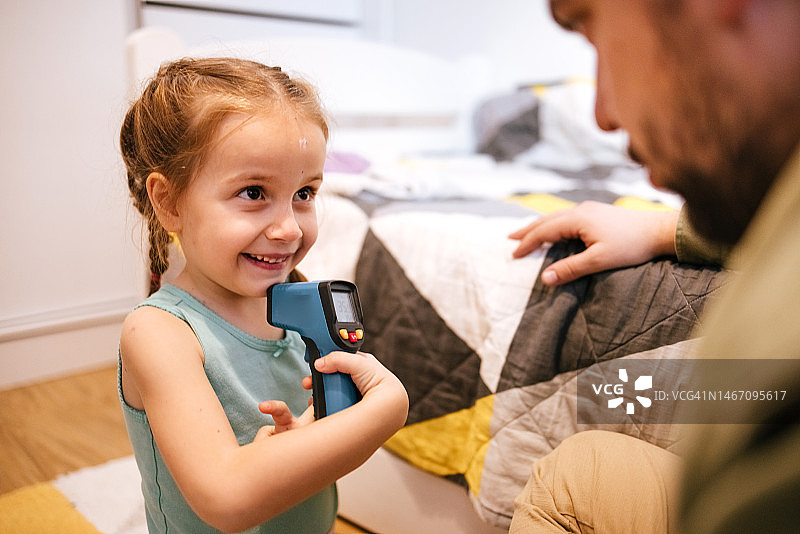 女儿和父亲测量体温图片素材