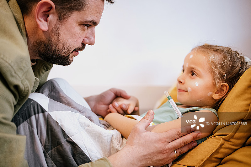 父亲给小女儿量体温图片素材