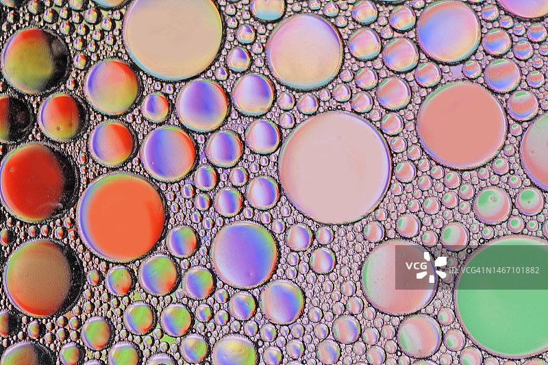 漂浮在水面上的油滴和气泡图片素材