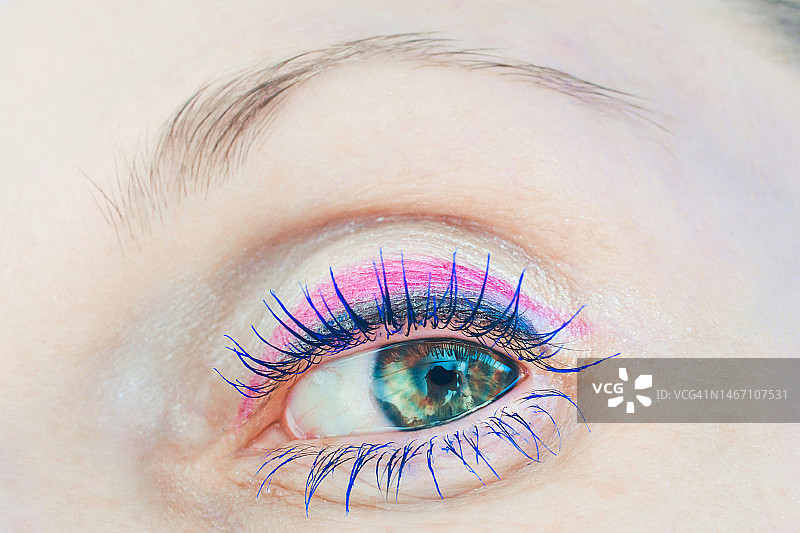 蓝色睫毛膏彩色眼妆：眼线和眼影图片素材