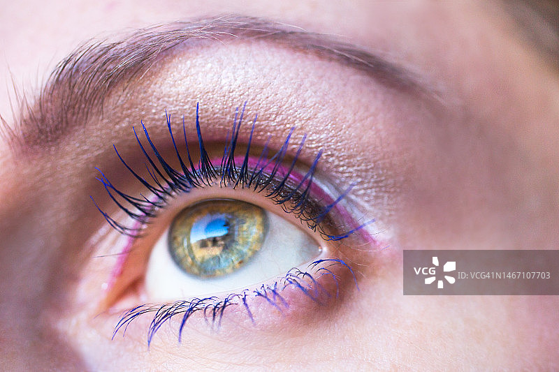 眼睛特写：长长的睫毛蓝色睫毛膏彩色眼线图片素材