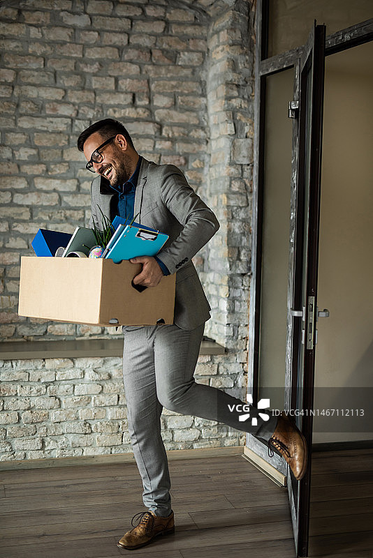 将物品搬进新办公室的白领图片素材