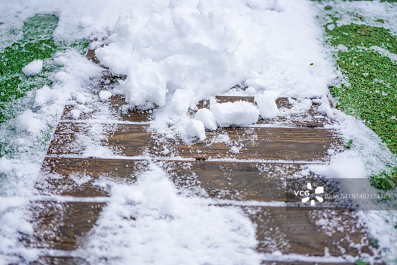 被雪覆盖的木板路和人造草坪小路图片素材