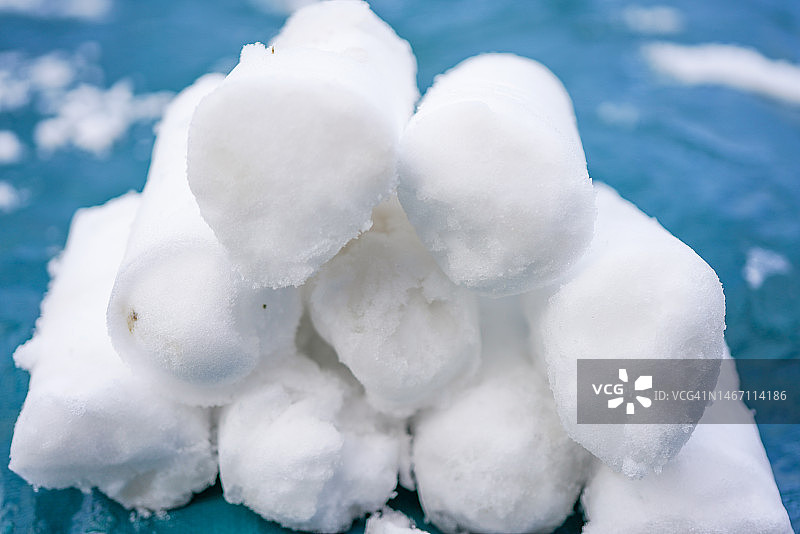 用于投掷雪球的积雪堆图片素材