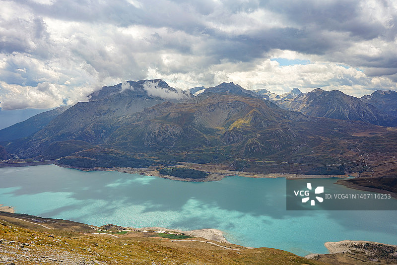 法国和意大利边境上的蒙塞尼斯湖图片素材