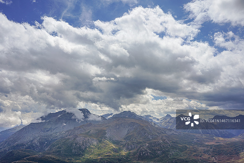 夏日多云天空下的法意山脉图片素材
