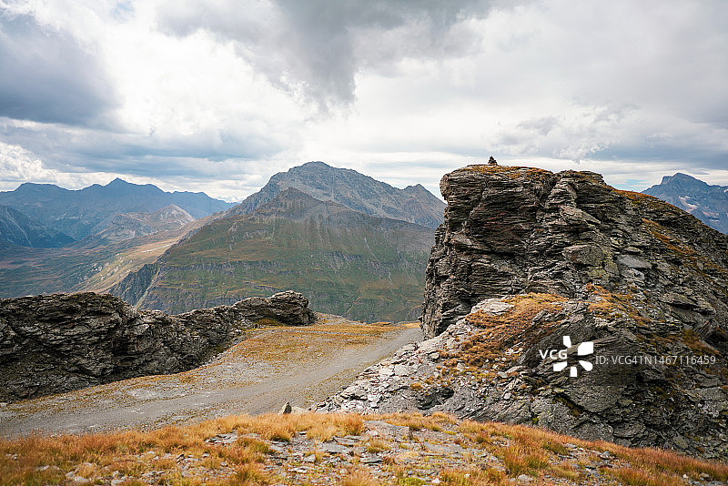 蒙塞尼斯山：夏季多云天空下的法意山脉图片素材