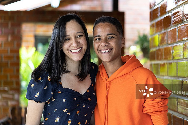 姑妈和侄子的肖像图片素材