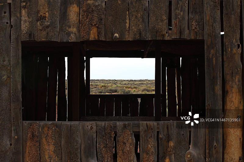 透过木屋窗户看到的田野景色图片素材