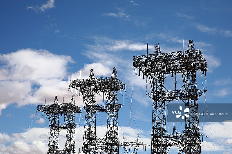 多云蓝天下输电塔图片素材